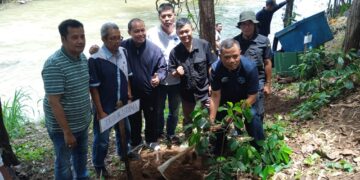 13 Tahun FWBS–Aqua, Wartawan Bogor Selatan Tanam Pohon di Bantaran Cisadane