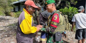 Jelang Ibadah Hari Natal, Prajurit Badak Hitam Pos Malagai Gelar Karya Bakti Bersihkan Gereja Pinime