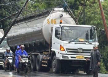 Tiang Listrik Roboh di Cigombong, Nyawa Warga Terancam