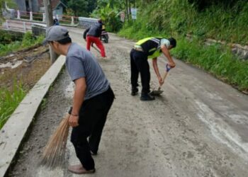 Lapisan Bekas Cor Berserakan, Ancam Keselamatan Pengendara di Cigombong