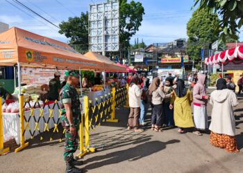 Koramil 0621-10/Cisarua Amankan Pelaksanaan Pasar Murah di Kantor Kecamatan Cisarua
