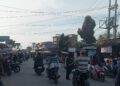 Relawan “RIO” Sigap Atur Lalu Lintas Saat Warga Berburu Takjil di Rantau Panjang Kiri
