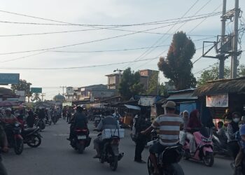 Relawan “RIO” Sigap Atur Lalu Lintas Saat Warga Berburu Takjil di Rantau Panjang Kiri
