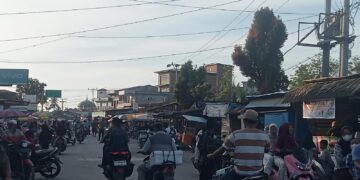 Relawan “RIO” Sigap Atur Lalu Lintas Saat Warga Berburu Takjil di Rantau Panjang Kiri
