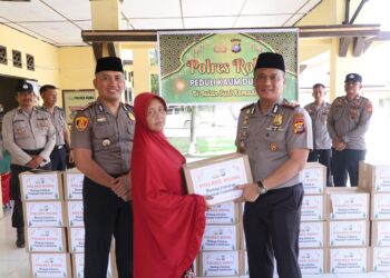 Kapolres Rokan Hilir AKBP Isa Imam Syahroni,S.I.K.,M.H., Bagikan 40 Paket Sembako untuk Kaum Dhuafa di Kubu