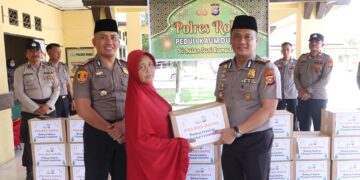 Kapolres Rokan Hilir AKBP Isa Imam Syahroni,S.I.K.,M.H., Bagikan 40 Paket Sembako untuk Kaum Dhuafa di Kubu