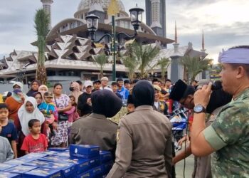 Jajaran Kogartap II/Bdg berbagi Takjil untuk pengguna jalan