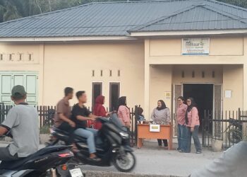 Mekar Syariah Kubu Babussalam Berbagi Takjil di Jalan Sudirman Sungai Kubu