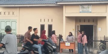 Mekar Syariah Kubu Babussalam Berbagi Takjil di Jalan Sudirman Sungai Kubu