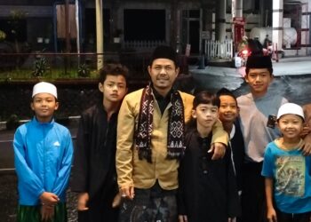 Kades Tugu Selatan Konsisten Tarawih Keliling, Warga RT 01 RW 07 Sambut Antusias