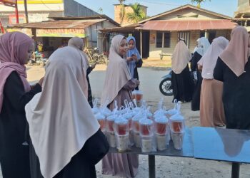 Santriwati Bidayatul Hidayah, Bagikan Takjil Gratis di Kubu Babussalam