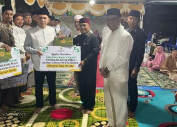 Camat Kubu Babussalam Terima 200 Sarung dari BAZNAS Rohil